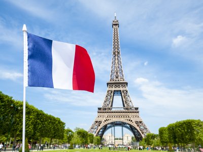 Frankreich, Foto: Adobe Stock/Lazyllama Eiffelturm vor Frankreich-Fahne