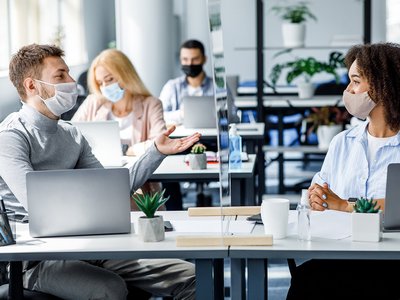Masken im Betrieb, Foto: Adobe Stock/Prostock-Studio Masken im Betrieb