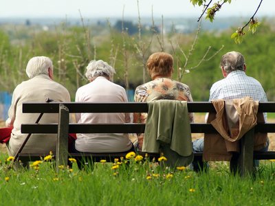 Ältere Menschen auf einer Parkbank